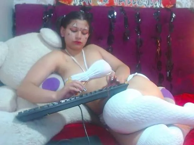 Live sex webcam photo for LillyEvans #292139252
