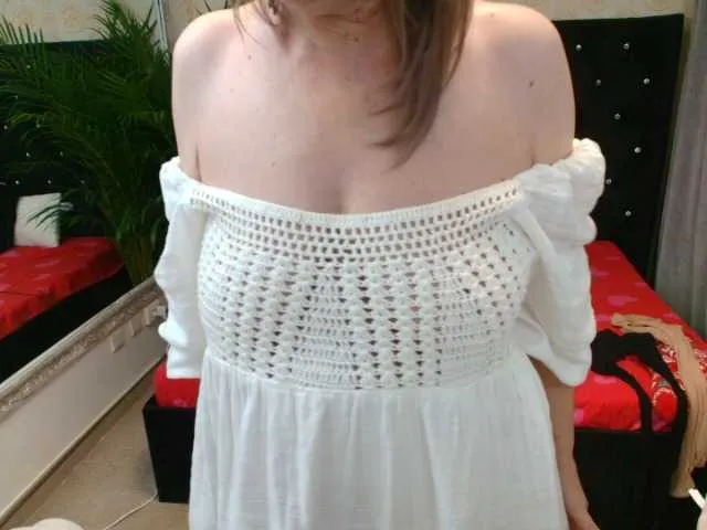 Live sex webcam photo for Lillyhott #292391353