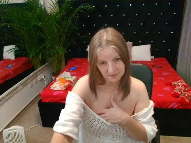 Live sex webcam photo for Lillyhott #292450800