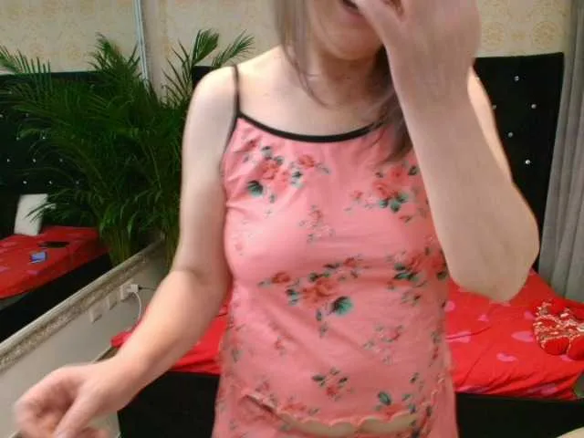 Live sex webcam photo for Lillyhott #292609211