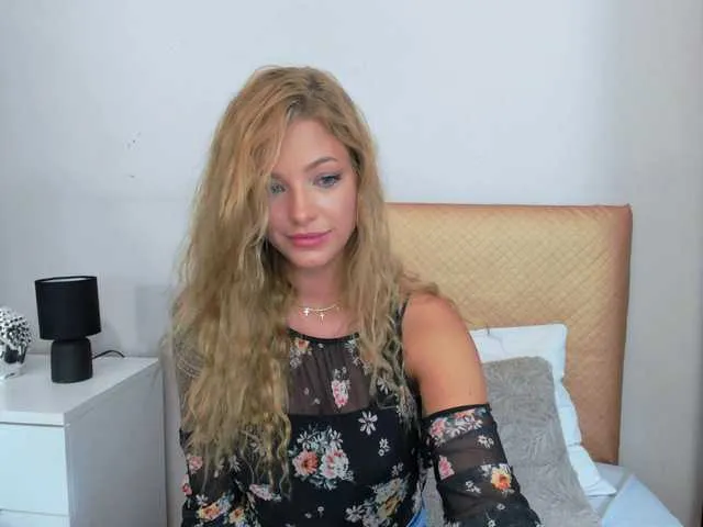 Live sex webcam photo for LilyGold #273821286