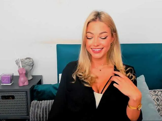 Live sex webcam photo for LilyGold #275739412