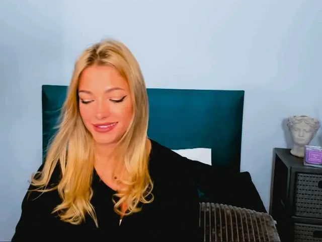 Live sex webcam photo for LilyGold #275745759