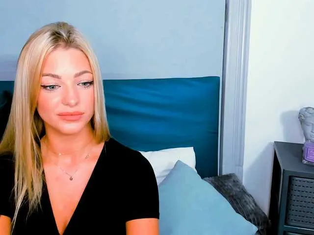 Live sex webcam photo for LilyGold #275766607