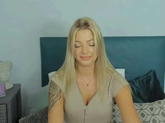 Live sex webcam photo for LilyGold #275905086