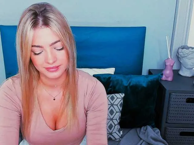 Live sex webcam photo for LilyGold #276013801