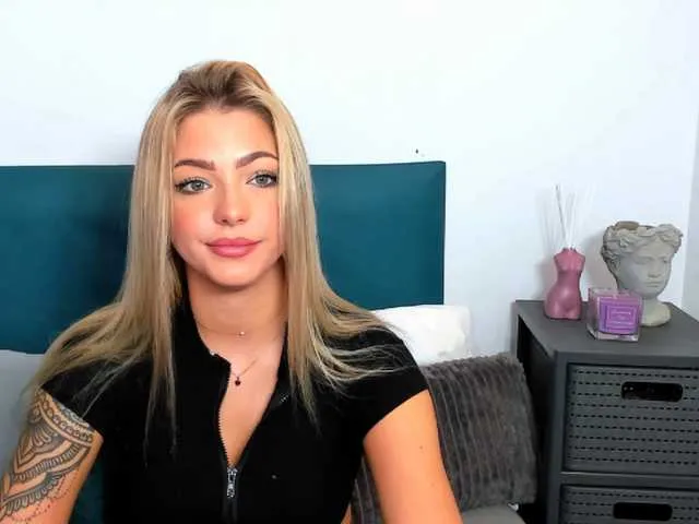 Live sex webcam photo for LilyGold #276025640