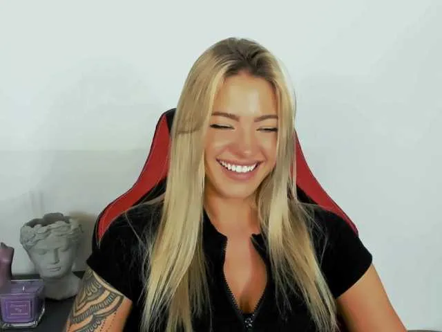 Live sex webcam photo for LilyGold #276073909