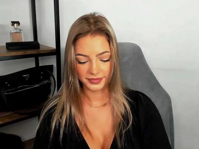 Live sex webcam photo for LilyGold #276189950