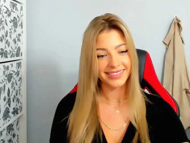 Live sex webcam photo for LilyGold #276320534