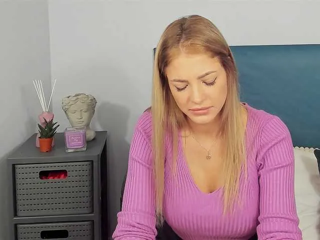 Live sex webcam photo for LilyGold #276502805