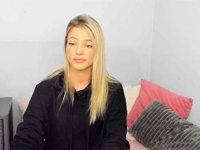 Live sex webcam photo for LilyGold #277983693