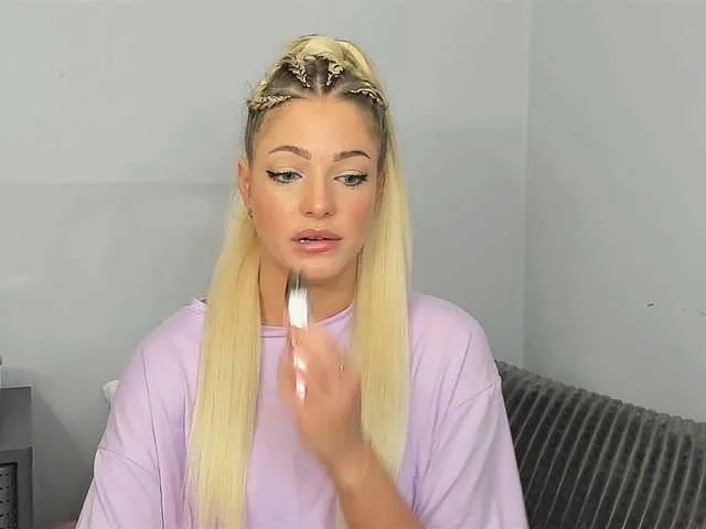 Live sex webcam photo for LilyGold #278129431