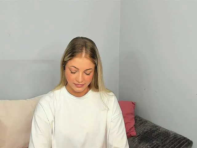 Live sex webcam photo for LilyGold #278207404