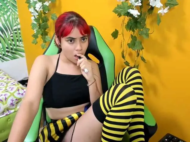 Live sex webcam photo for LilyRaee #273327505