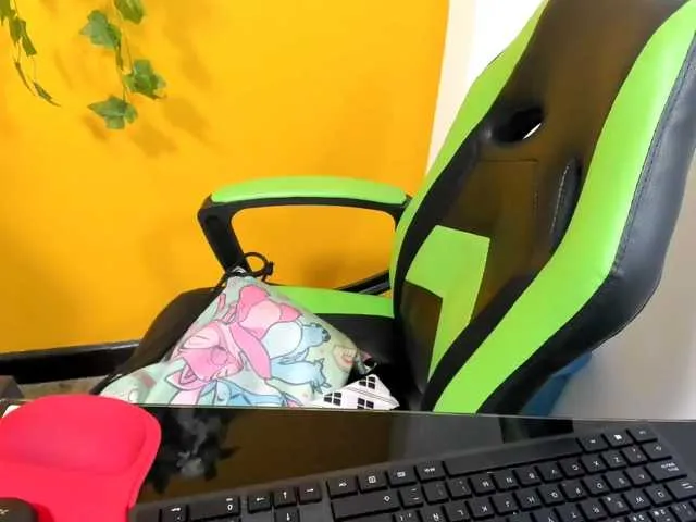 Live sex webcam photo for LilyRaee #273394169