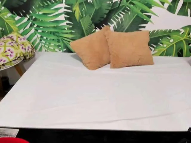 Live sex webcam photo for LilyRaee #273407278