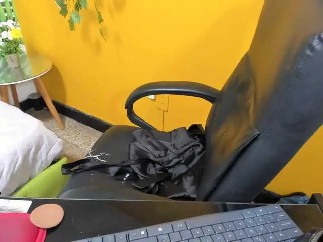 Live sex webcam photo for LilyRaee #273968071