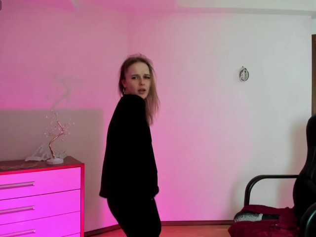 Live sex webcam photo for LilyVirs #277515913