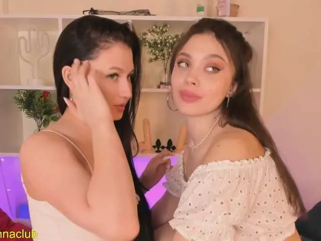 Live sex webcam photo for LindaJenny #272287248