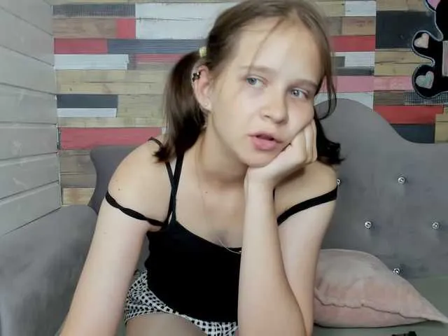 Live sex webcam photo for LindaMerins #274101840