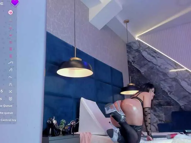 Live sex webcam photo for LindaSelena #292146577
