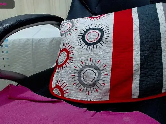 Live sex webcam photo for LindsayQueen #274212691