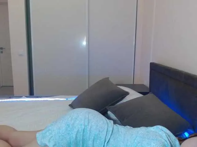 Live sex webcam photo for LiniSuen #273140567