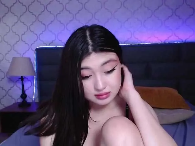 Live sex webcam photo for LiniSuen #273540795