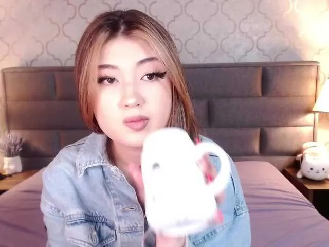 Live sex webcam photo for LiniSuen #273900727