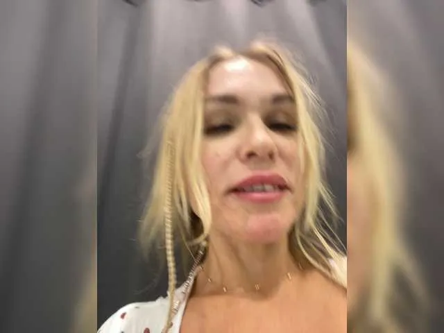 Live sex webcam photo for Lisa1225 #274208427