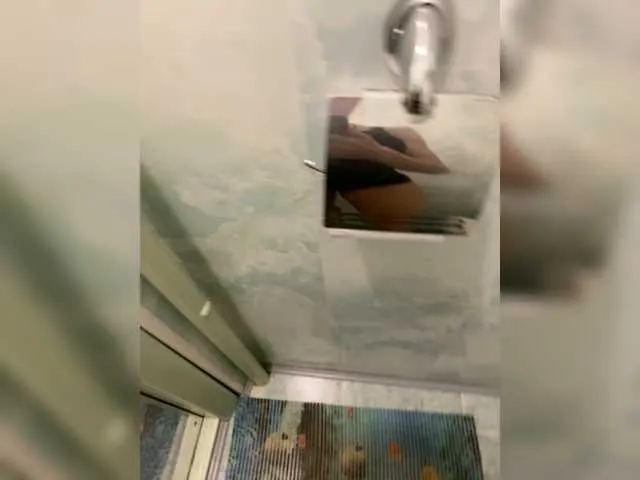 Live sex webcam photo for Lisa1225 #276643270