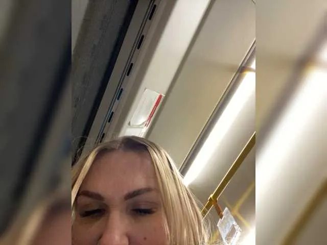 Live sex webcam photo for Lisa1225 #277511307