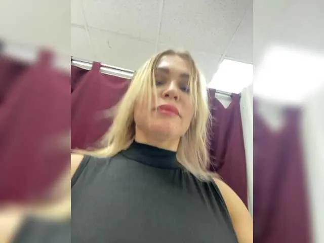 Live sex webcam photo for Lisa1225 #290415462