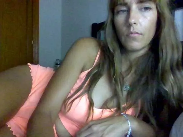 Live sex webcam photo for LisaHotwife909 #276363274