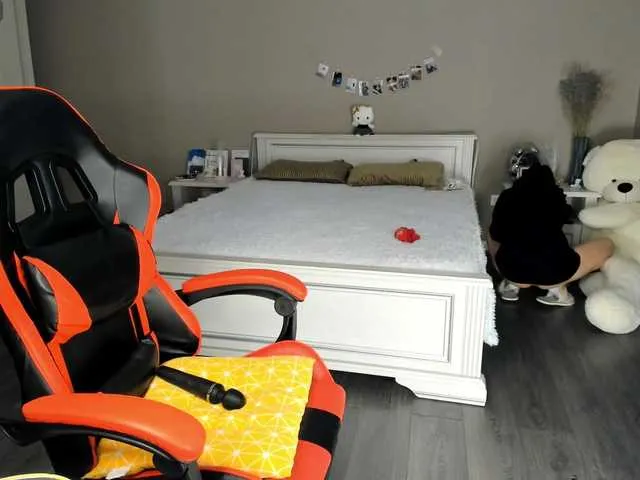 Live sex webcam photo for LisaHyun #290366308