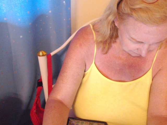 Live sex webcam photo for LisaLinny #273324418