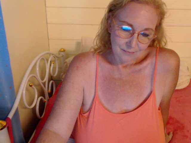 Live sex webcam photo for LisaLinny #273558186