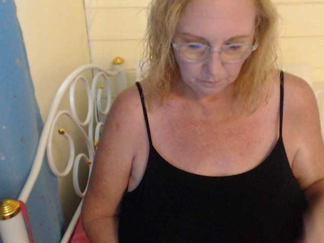 Live sex webcam photo for LisaLinny #273965339