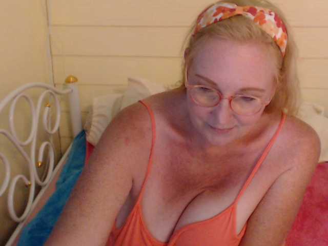 Live sex webcam photo for LisaLinny #274052140