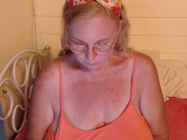 Live sex webcam photo for LisaLinny #274054615