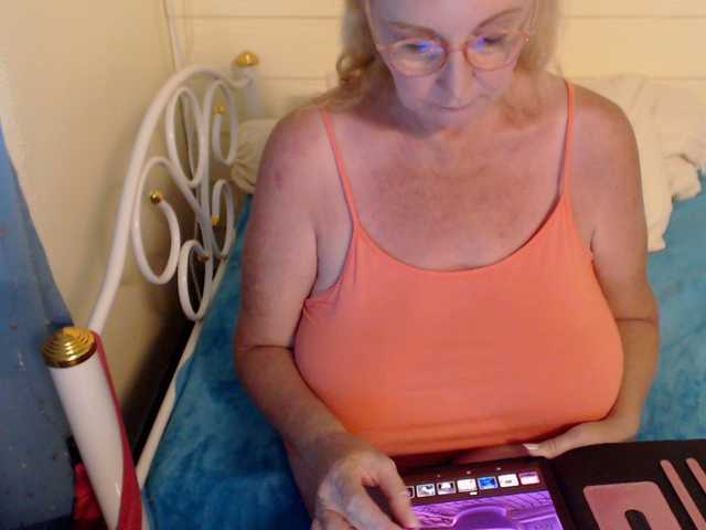 Live sex webcam photo for LisaLinny #274194962