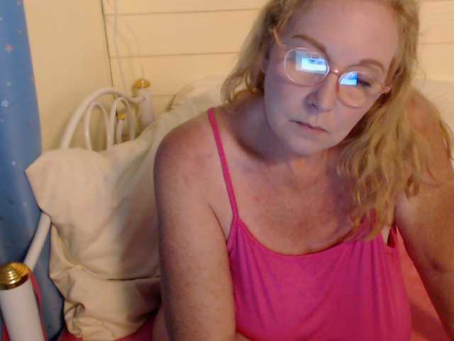 Live sex webcam photo for LisaLinny #274361755