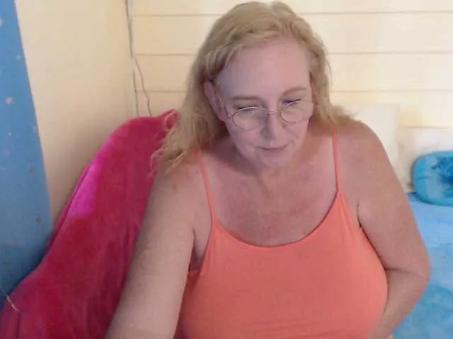 Live sex webcam photo for LisaLinny #275021487