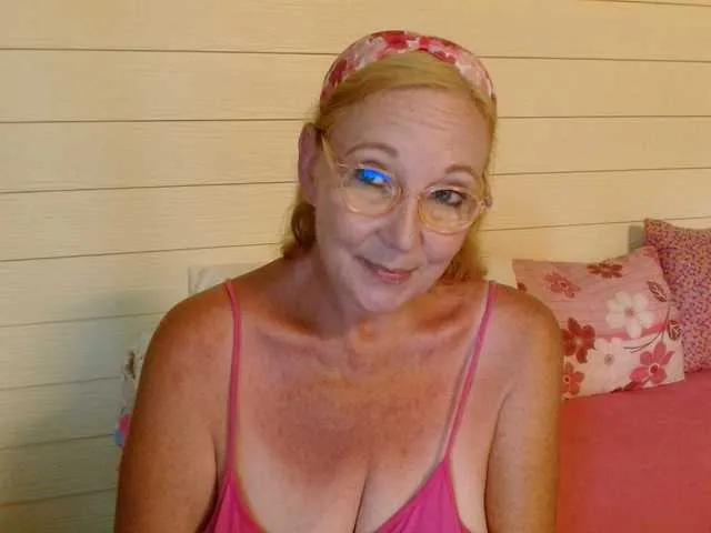 Live sex webcam photo for LisaLinny #275612121