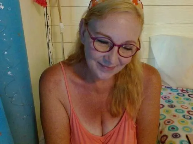 Live sex webcam photo for LisaLinny #275697473