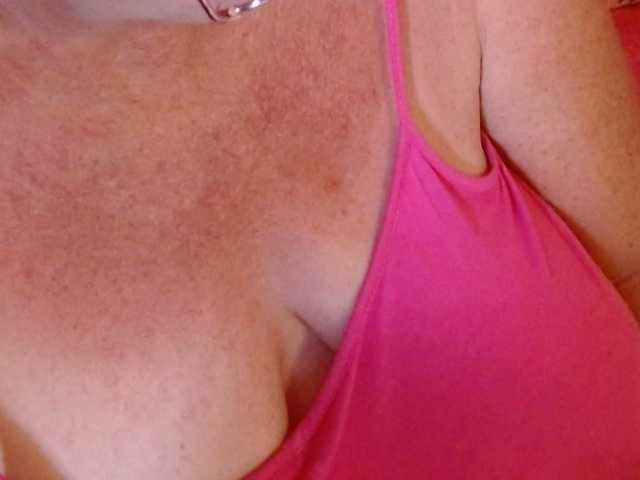 Live sex webcam photo for LisaLinny #276056392