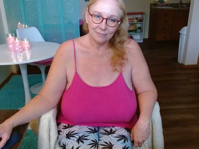 Live sex webcam photo for LisaLinny #290815523
