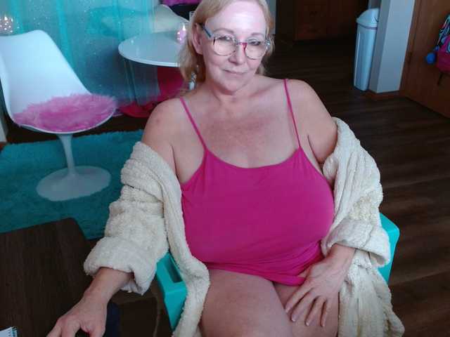 Live sex webcam photo for LisaLinny #290863653