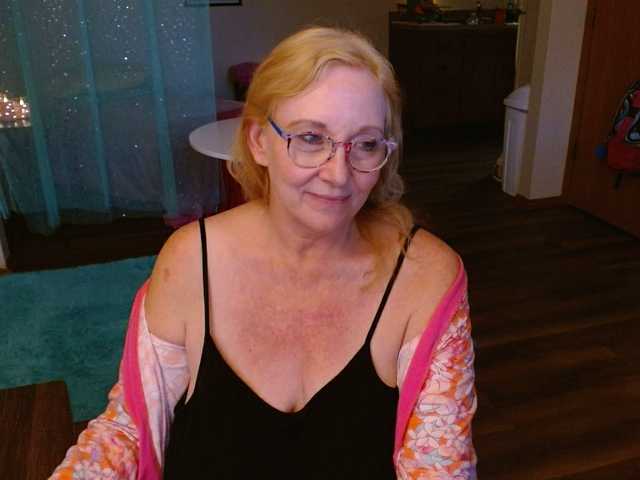 Live sex webcam photo for LisaLinny #290923272